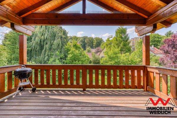 Großer, überdachter Balkon im Obergeschoss
