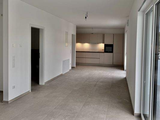 Offener Wohn- / Ess- / Küchenbereich mit Einbauküche