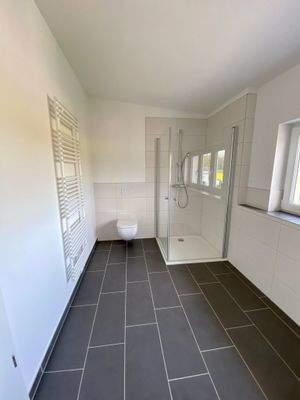 Badezimmer mit Dusche und Wanne