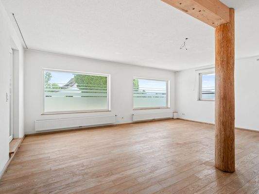 Heller, vielseitig nutzbarer Raum mit Naturholzelementen