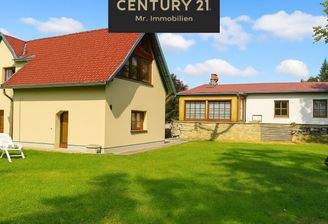 Haus mit Nebengebäude