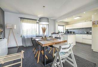 Esszimmer mit offener Küche