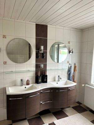 Doppelwaschbecken im Bad DG