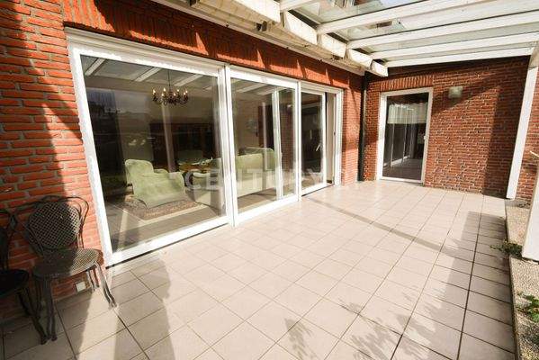 Überdachte Terrasse mit Kamin