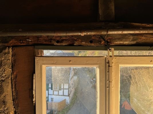 Giebelfenster mit Lücke
