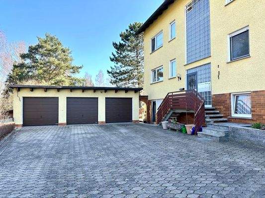 Garagen und Eingangsbereich
