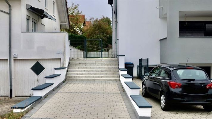 Stellplatz und Tor zum hinteren Garten