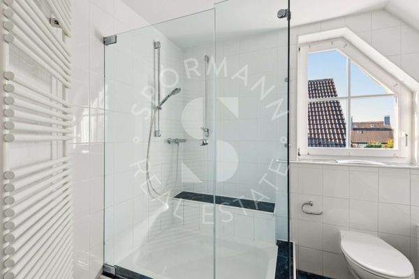 große Dusche im Bad