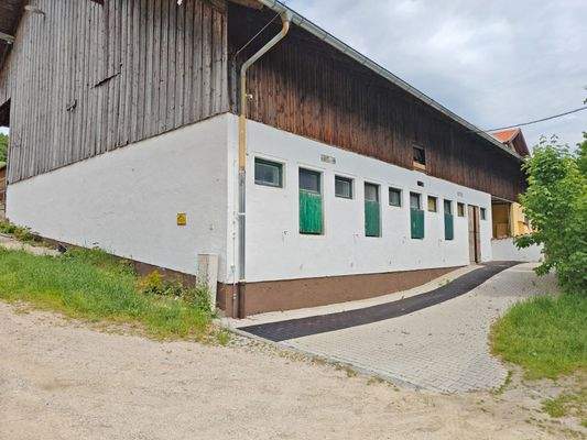 Pferdeboxen auf zwei Ebenen.jpg