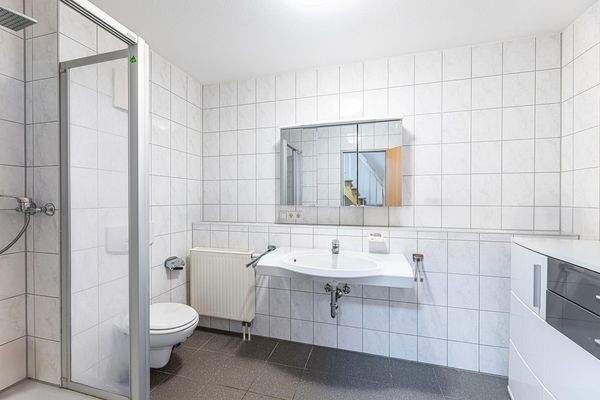 Großes Bad mit Dusche im OG