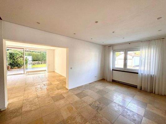 Wohn-/Esszimmer m. Zugang zu Terrasse und Garten