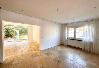 Wohn-/Esszimmer m. Zugang zu Terrasse und Garten