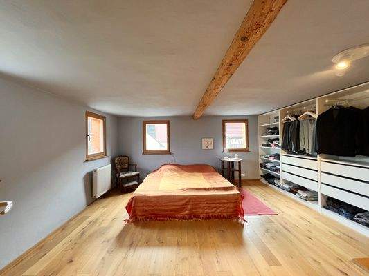 Lichtdurchflutetes Elternschlafzimmer im Obergeschoss