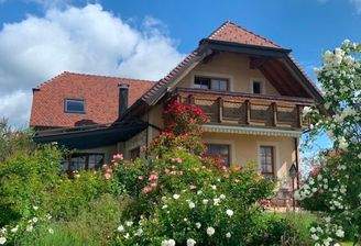 Hausansicht und Rosengarten