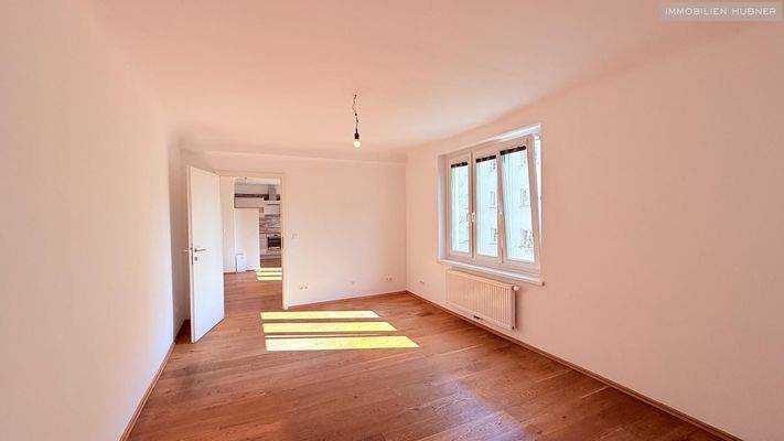 Schlafzimmer mit Blick zur Küche