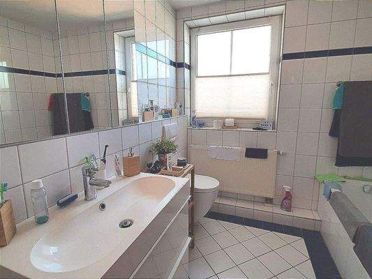 Bad mit Dusche und Wanne