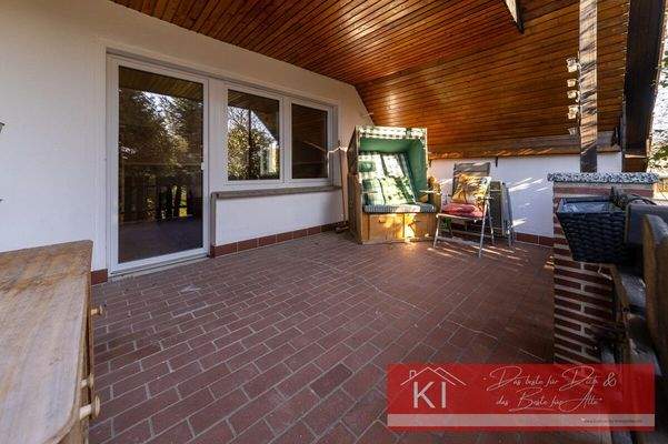 Überdachter Balkon am Wohnzimmer im OG