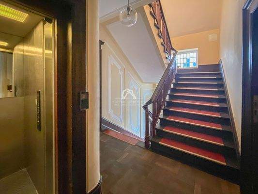 Treppenhaus mit Aufzug