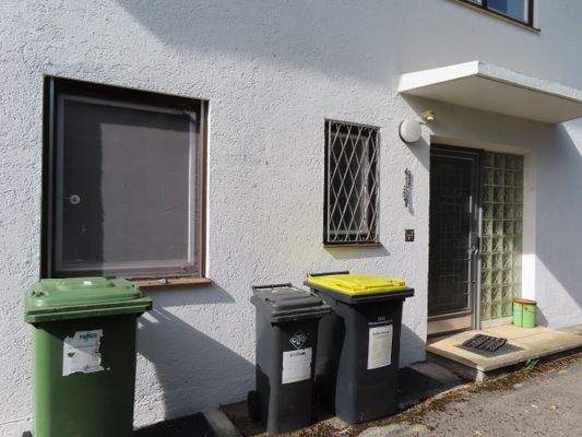 8 Hauseingang mit Küchenfenster.JPG