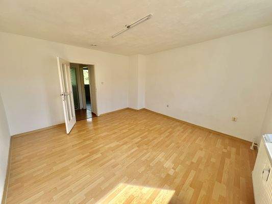 Helles geräumiges Wohnzimmer