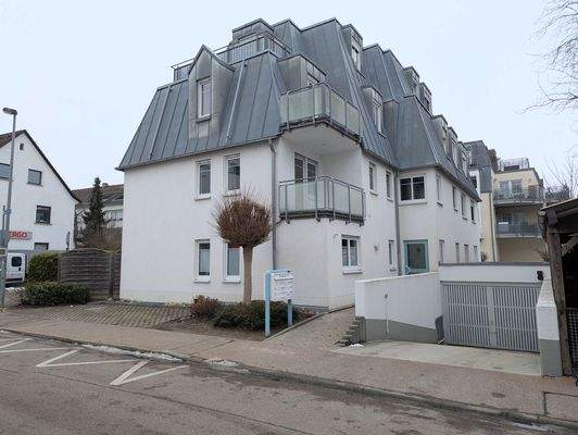 Hausansicht und Tiefgarageneinfahrt