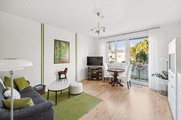 Wohnzimmer mit Balkon