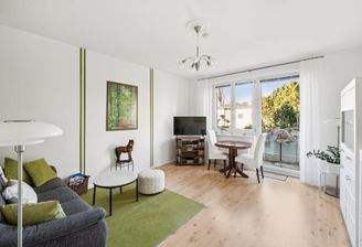 Wohnzimmer mit Balkon