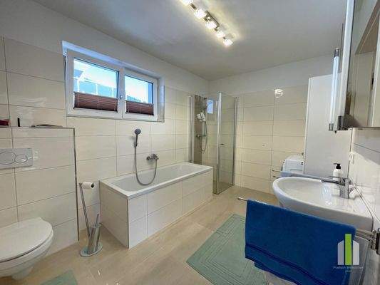 Bad mit Dusche und Badewanne - Kopie