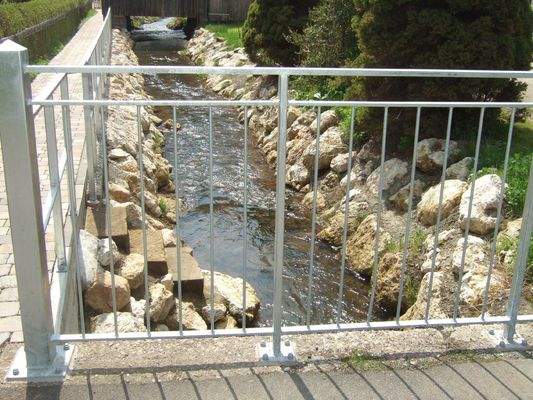 Brücke über den Bach zum Garten