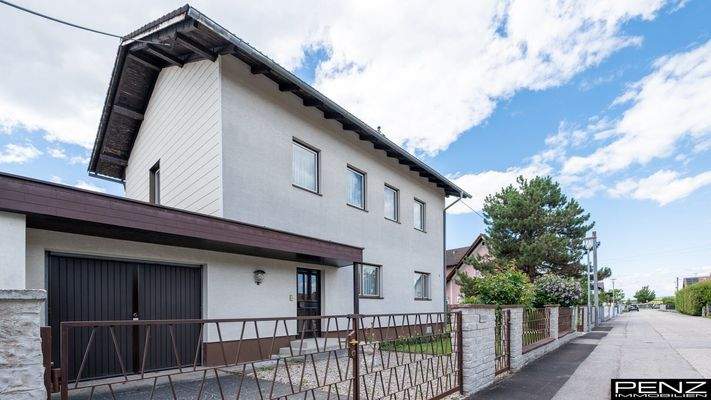 Hausansicht mit Garageneinfahrt