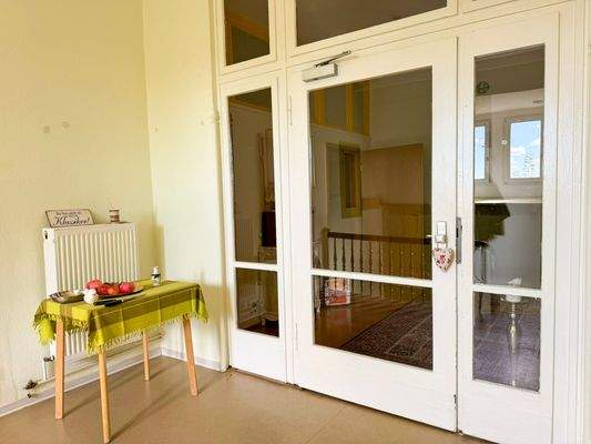 Flur mit Doppeltüren und Dekoration