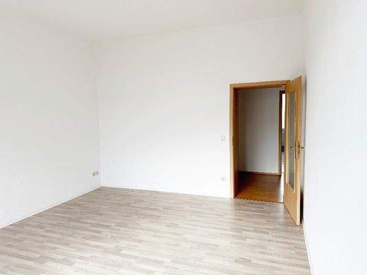 Wohnzimmer mit Blick Richtung Flurbereich