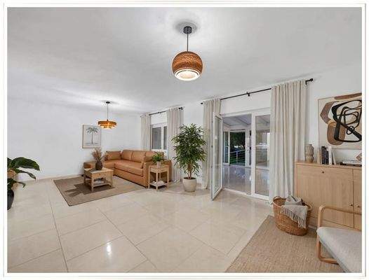 Wohnzimmer, mit Tür zum WiGa