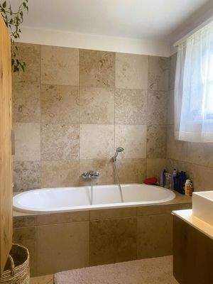 Badezimmer mit Wanne EG