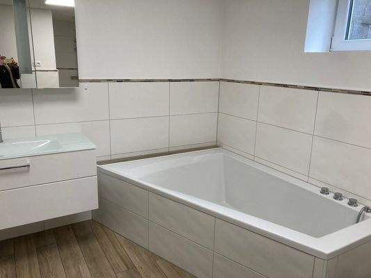 Badezimmer mit Badewanne.jpeg