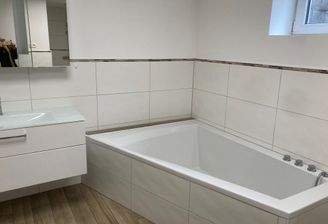 Badezimmer mit Badewanne.jpeg