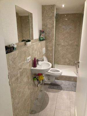 die Dusche mit WC zum Büroteil ...