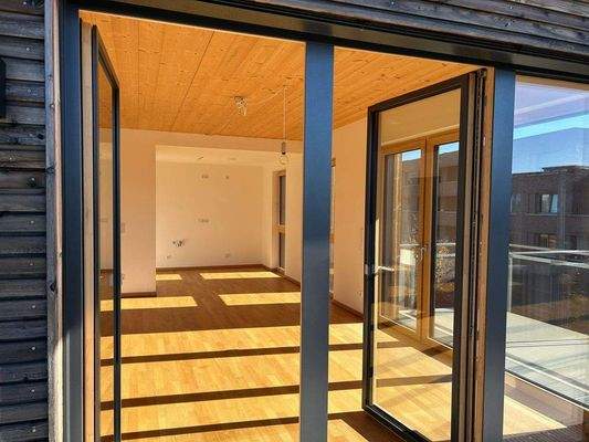 Blick vom Balkon ins Wohnzimmer