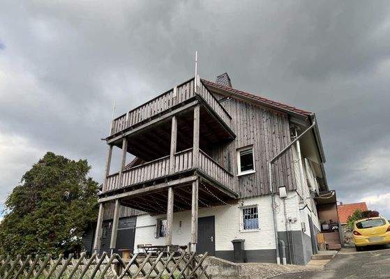 Giebelseite mit Balkonen