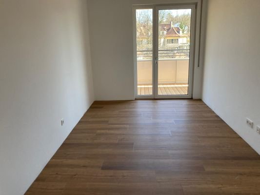 Kinderzimmer / Büro mit Zugang auf den Balkon