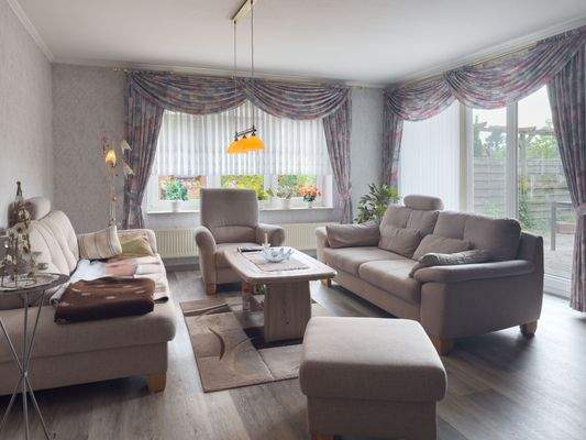 Wohnzimmer mit Ausgang zur Terrasse