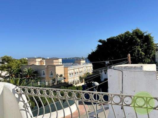 mit Balkon und Meerblick 
