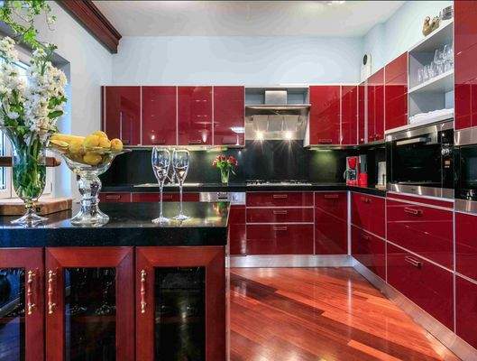 Hochwertige Küche mit Natursteinarbeitsplatten und Meerblick