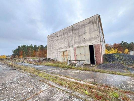 Seitenansicht große Halle