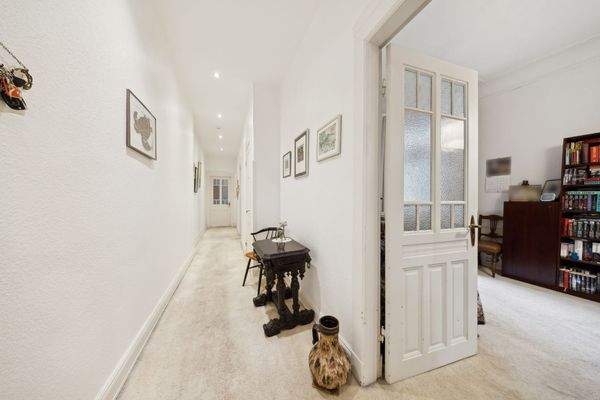 Zentrale Diele mit Flur