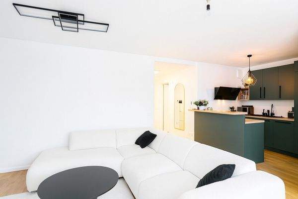 Lichtdurchfluteter Wohnraum in Neubauqualität