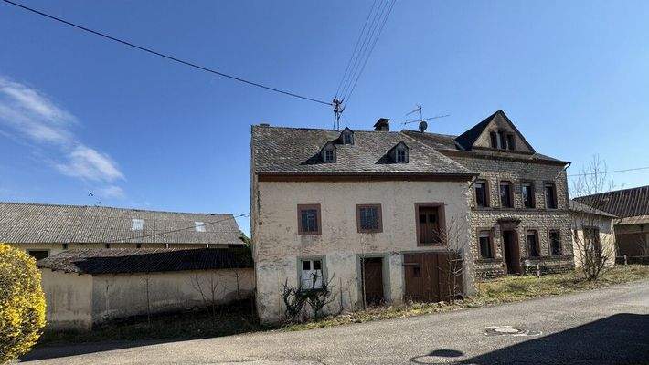 landwirtschaftliches Anwesen mit Nebelandwirtschaftliches Anwesen mit Nebengebäudenngebäuden