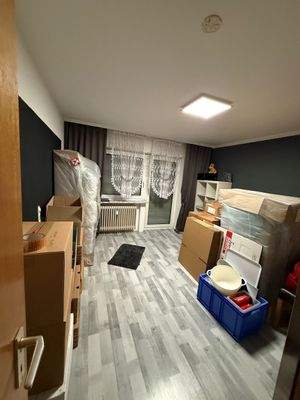 Kleiner Raum mit Umzugskartons