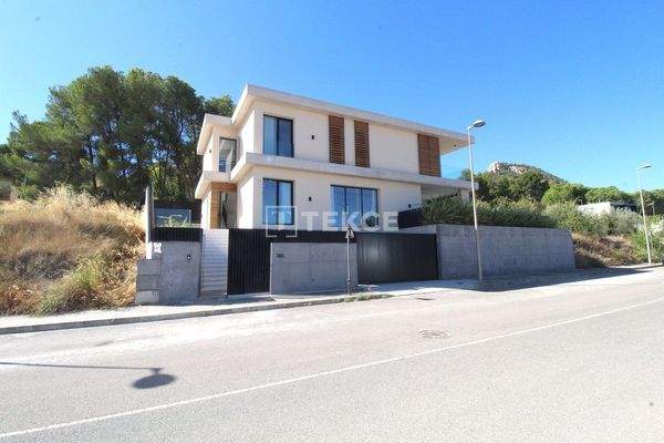 4-Bedroom Modern Villa with Castle Views in Biar Alicante