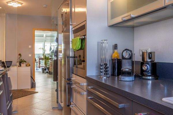 Zauberhafte Maisonette-Gartenwohnung mit XXL-Garage, Carport und eigenem Garten – Baujahr 2007